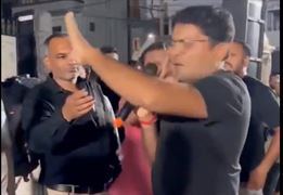 Video: AAPની સભામાં લાફાવાળી! સવાલ પૂછનાર યુવકને પાર્ટીના કાર્યકરે ઇસુદન ગઢવી સામે જ થપ્પડ મારી