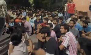 Video: VNSGUની બોય્જ હૉસ્ટેલમાં હોબાળો, 500થી વધુ વિદ્યાર્થીઓ ધરણા પર બેસી ગયા; જાણો શું છે આખ