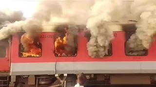 ગરીબ રથ એકસપ્રેસમાં લાગી ભીષણ આગ, ભડકે બળ્યો ટ્રેનનો ડબ્બો; જુઓ વીડિયો