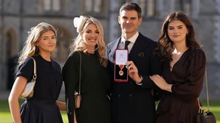 દિગ્ગજ બોલરને મળ્યું સરનું બિરુદ, 6 વર્ષ બાદ કોઈ ક્રિકેટરને મળ્યું આ સન્માન, જુઓ વીડિયો