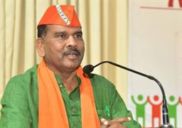 રાજ્ય કક્ષાના મંત્રી બરંડાએ બાફ્યૂ! જાહેર મંચ પર બોલ્યા- 'મારો આદિવાસી તો દારૂ જ પીવેને… થોડુઘણ