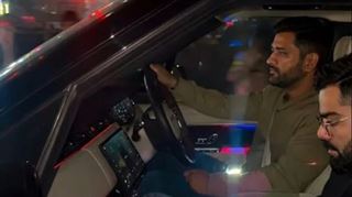 રાંચીમાં દેખાઈ ધોની-વિરાટની દોસ્તી! કોહલી માટે પોતે ડ્રાઈવર બન્યો ધોની; જુઓ વીડિયો