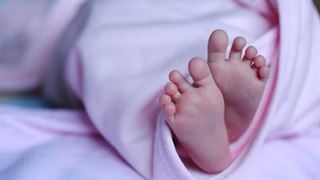 માતા-પિતા વચ્ચે સૂતું હતું 23 દિવસનું નવજાત શિશુ, દબાઈ ગયું, શ્વાસ રુંધાવાથી મોત