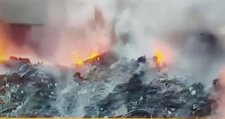 બારડોલીમાં ભંગારના ગોડાઉનમાં લાગી આગ, 15થી વધુ ફાયર બ્રિગેડની ગાડીઓ ઘટનાસ્થળે