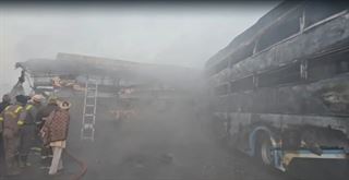 ધુમ્મસને કારણે 7 બસો અને 3 કારો અથડાયા બાદ લાગી આગ, 4 લોકોના મોત; 25 ઇજાગ્રસ્ત