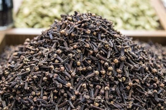 કોણે લવિંગ ન ખાવું ?