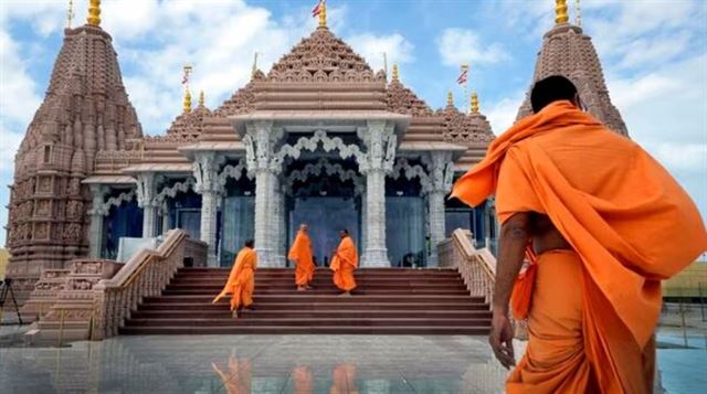 સાત શિખરોમાં ભારતના સાત ભગવાનની મૂર્તિઓ