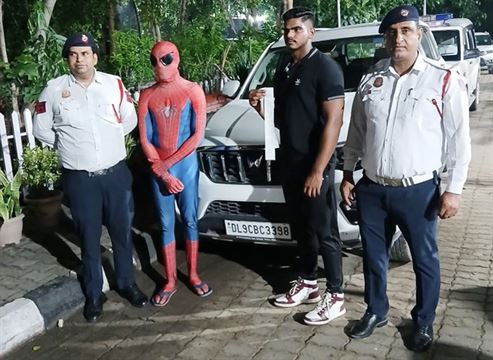 પોલીસે બિચારા Spider manની હવા ‘ટાઈટ’ કરી નાખી!