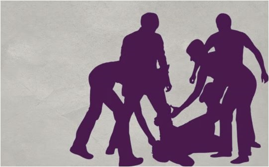 ભીડ વચ્ચે ઘેરાઈ મહિલા