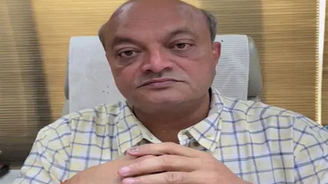 સમાજ સેવક મહેશ સવાણીએ બાળકને દત્તક લીધું
