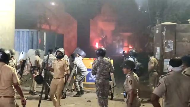ટોળાએ પોલીસ પર હુમલો કર્યો
