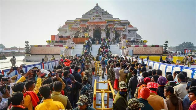 ભક્તોના આગમનથી બાંધકામ કાર્યમાં અવરોધ