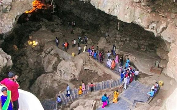 પાતાળ ભુવનેશ્વરમાં 33 કરોડ દેવી-દેવતાઓ નિવાસ કરે છે
