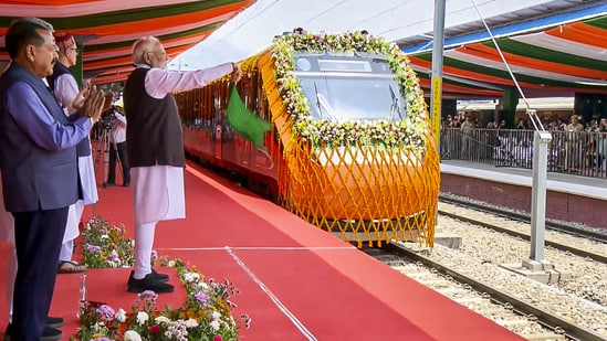 ટ્રેન શ્રીનગર માટે રવાના થઈ
