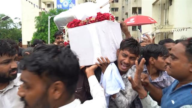 દીકરો ખાવાનું લઈને આવ્યો હતો અને...