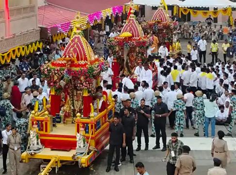 ટ્રકો જમાલપુર દરવાજામાં ફસાઈ ગઈ હતી