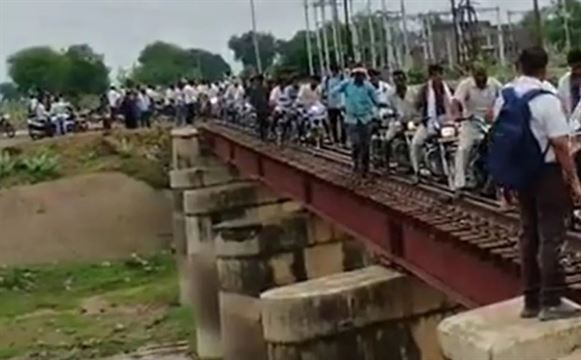 રેલવે ટ્રેક પર દોડી બાઇકો