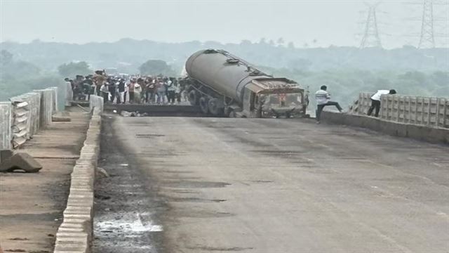 જર્જરિત હોવા છતા આ બ્રિજ ન બંધ કરાયો