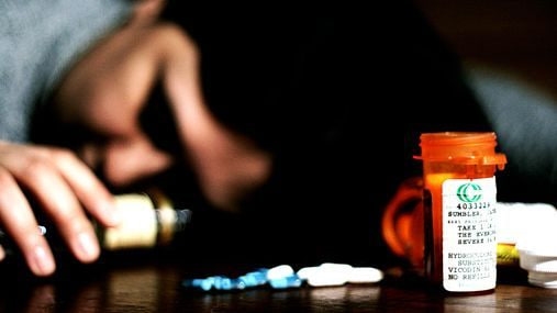 વિદ્યાર્થી આખો દિવસ મોબાઇલમા વ્યસ્ત રહેતો હતો