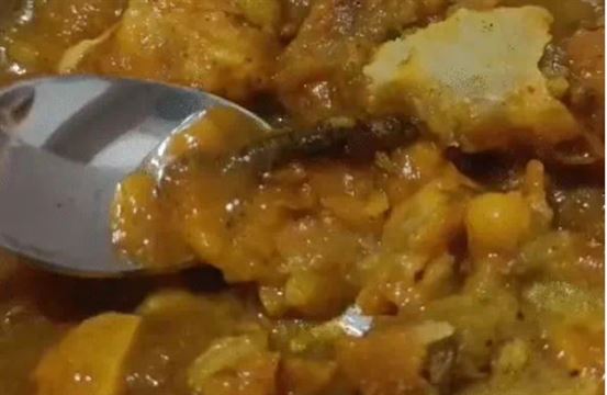 સમોસાની ચટણીમાંથી નીકળી ગરોળી