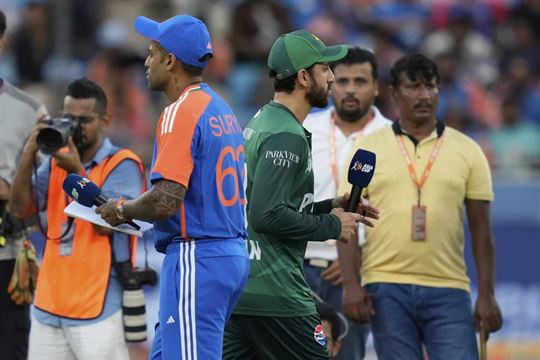 ટોસ દરમિયાન હાથ ન મળાવ્યા