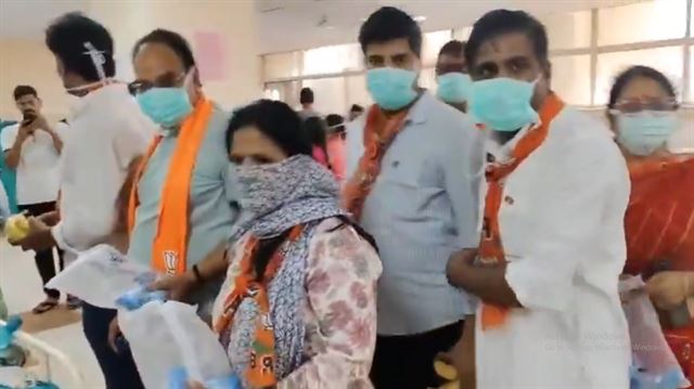 સોશિયલ મીડિયા પર લોકો કરી રહ્યા છે કટાક્ષ