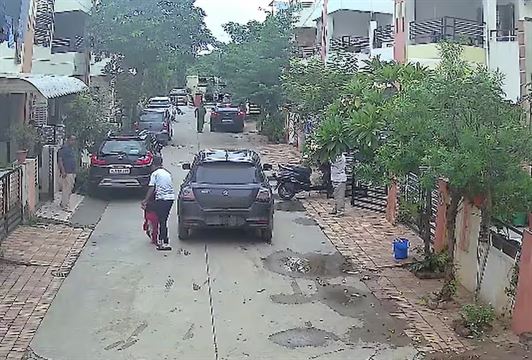 કિશોર સોસાયટીમાં અવારનવાર ગાડી દ્વારા આતંક મચાવતો હોવાનો સ્થાનિકોનો આક્ષેપ