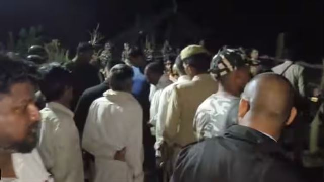 એક મહિલાને હોસ્પિટલમાં દાખલ કરવામાં આવી અને એક મહિલાનું શબ મળ્યું