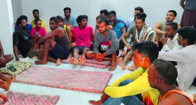 ઝારખંડ શ્રમ વિભાગના સ્થળાંતર નિયંત્રણ સેલના ટીમ લીડરે મજૂરો સાથે વાત કરી