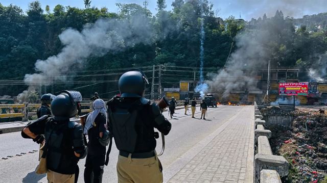 પહેલા ફીને લઈને વિરોધ પ્રદર્શન શરૂ થયા અને પછી...