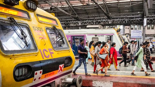 કર્મચારીઓના વિરોધને કારણે મુંબઈની સૌથી વ્યસ્ત લોકલ ટ્રેન સેવાઓ લગભગ એક કલાક સુધી ખોરવાઈ ગઈ