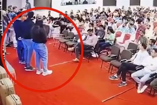 સ્પીચ આપતા યુવતીને આવ્યો હાર્ટ એટેક