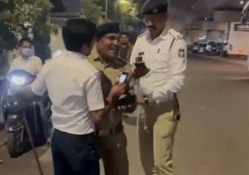 પાલડીમાં  પોલીસકર્મીએ મહિલાને જાહેરમાં લાફો ઝિંક્યો