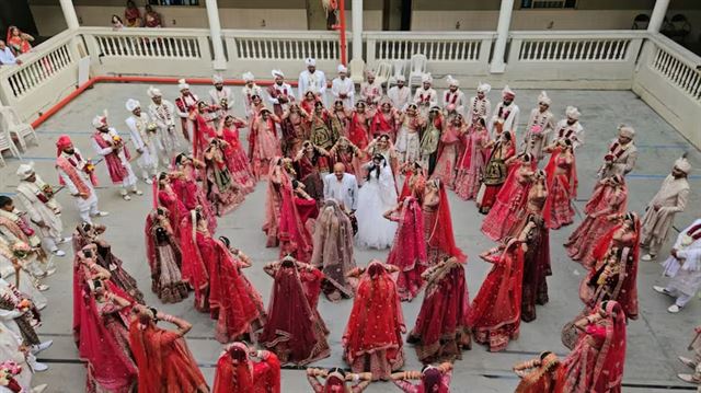 દીકરીઓ અને મહેશભાઈ બંનેની આંખોમાંથી આંસુઓ વહેવા લાગ્યા