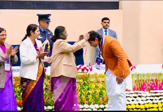 વૈભવને ક્રિકેટની દુનિયામાં ઉત્કૃષ્ટ પ્રદર્શન બદલ આ એવોર્ડથી સન્માનિત કરવામાં આવ્યો હતો