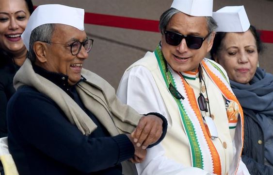 દિગ્વિજય સિંહના ‘હમદર્દ’ બન્યા થરૂર