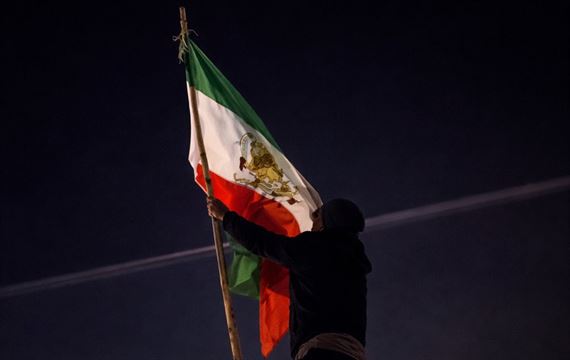 ઈરાને હવાઈ ક્ષેત્ર બંધ કરી દીધું, પ્રદર્શનકારીઓએ ઐતિહાસિક ‘સિંહ અને સૂર્ય’ ધ્વજ લહેરાવ્યો